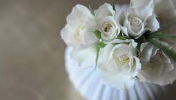 bouquet de rose blanche au mariage