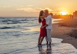 couple s'embrasse à la plage